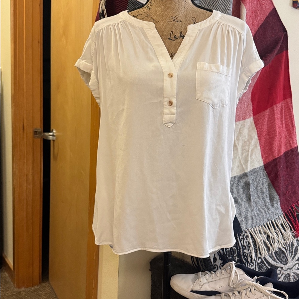 Flawless, high-low 100% rayon shirt. 1/4 open collar w/2 buttons below.